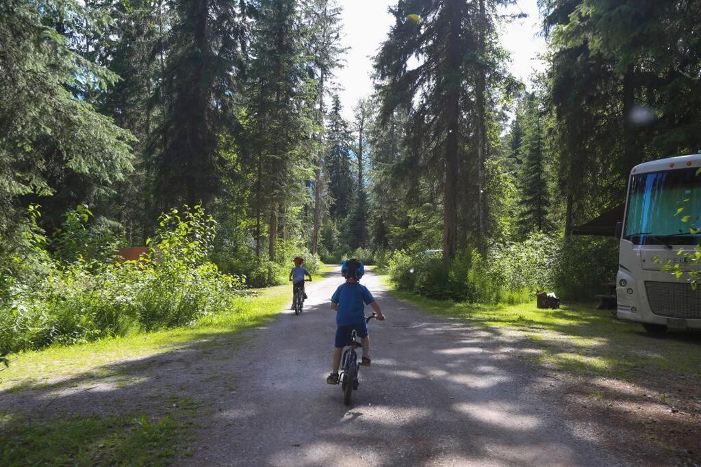 Готель Golden Riverfront Campground Екстер'єр фото